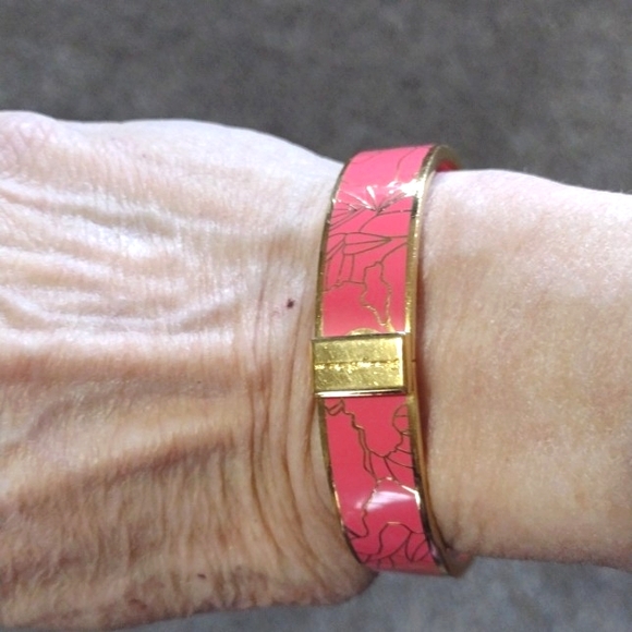 TOMMY BAHAMA PINK AND CRACKLED GOLD-TONE CLAMPER BANGLE 7.2" BRACELET - Picture 2 of 10